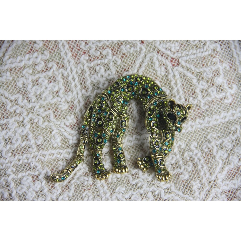 Signed MW Gold Tone Cat Cheetah Rhinestone Articulated Pin Brooch